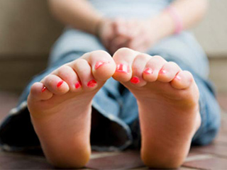 मोजे उतारते ही पैरों से आती है बदबू? तो अपनाएं केवल ये 1 घरेलू नुस्खा